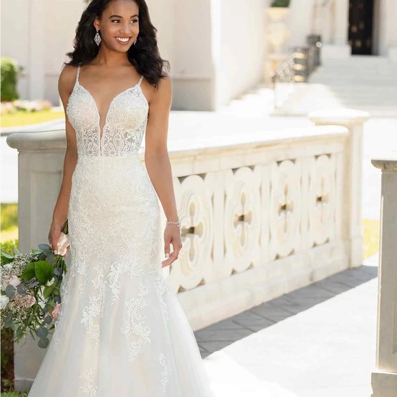 Stella York Elegant Lace Wedding Dress - Picture 2 of 4